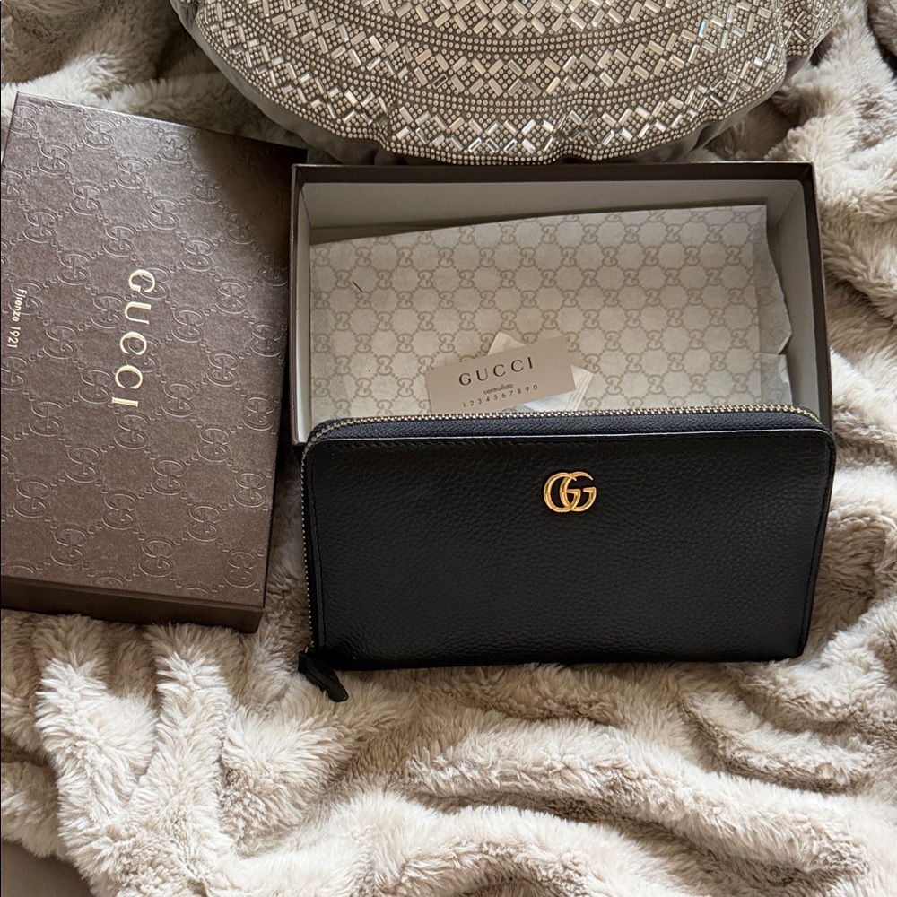 Gucci Black Zip-Around Wallet with Gold Logo
